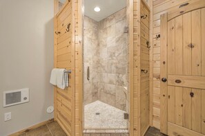 Douche, serviettes fournies, savon, shampooing