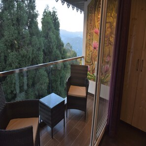 Luxury Room with Mountain & Forest View | Balcony - Amaira Resort & Farms - Mirik, West Bengal (Kurseong)