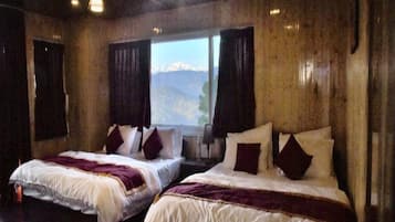 Luxury Family Room with Mountain View | Soundproofing, bed sheets