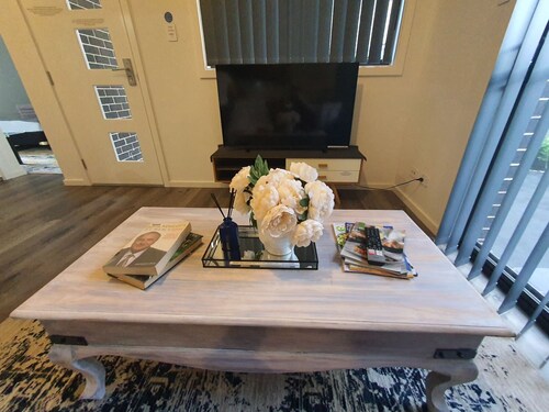 Modern 2BR home| Private| Luxury  | Oran Park Stay 
Free Parking | Free Wi-Fi 
