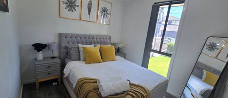 2 soverom, skrivebord, strykejern/-brett og reiseseng for barn