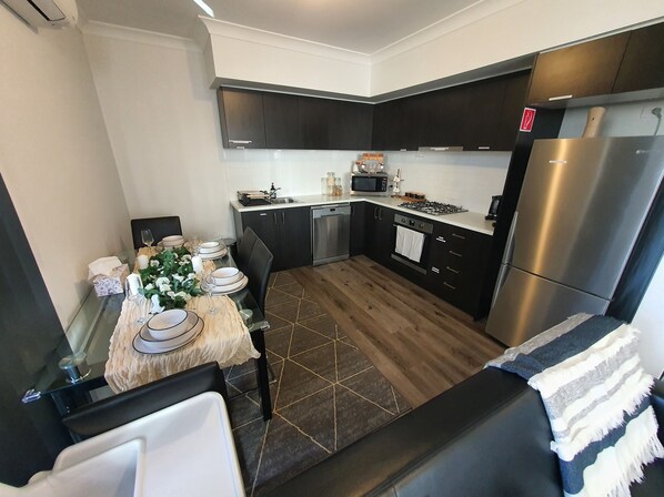 Refrigerador, microondas, horno y parrilla de estufa