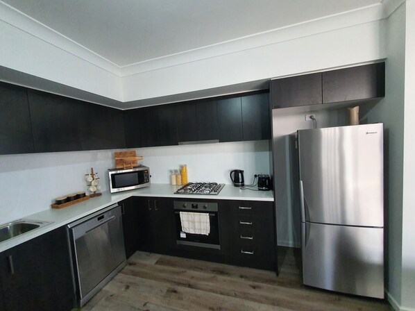 冷蔵庫、電子レンジ、オーブン、コンロ