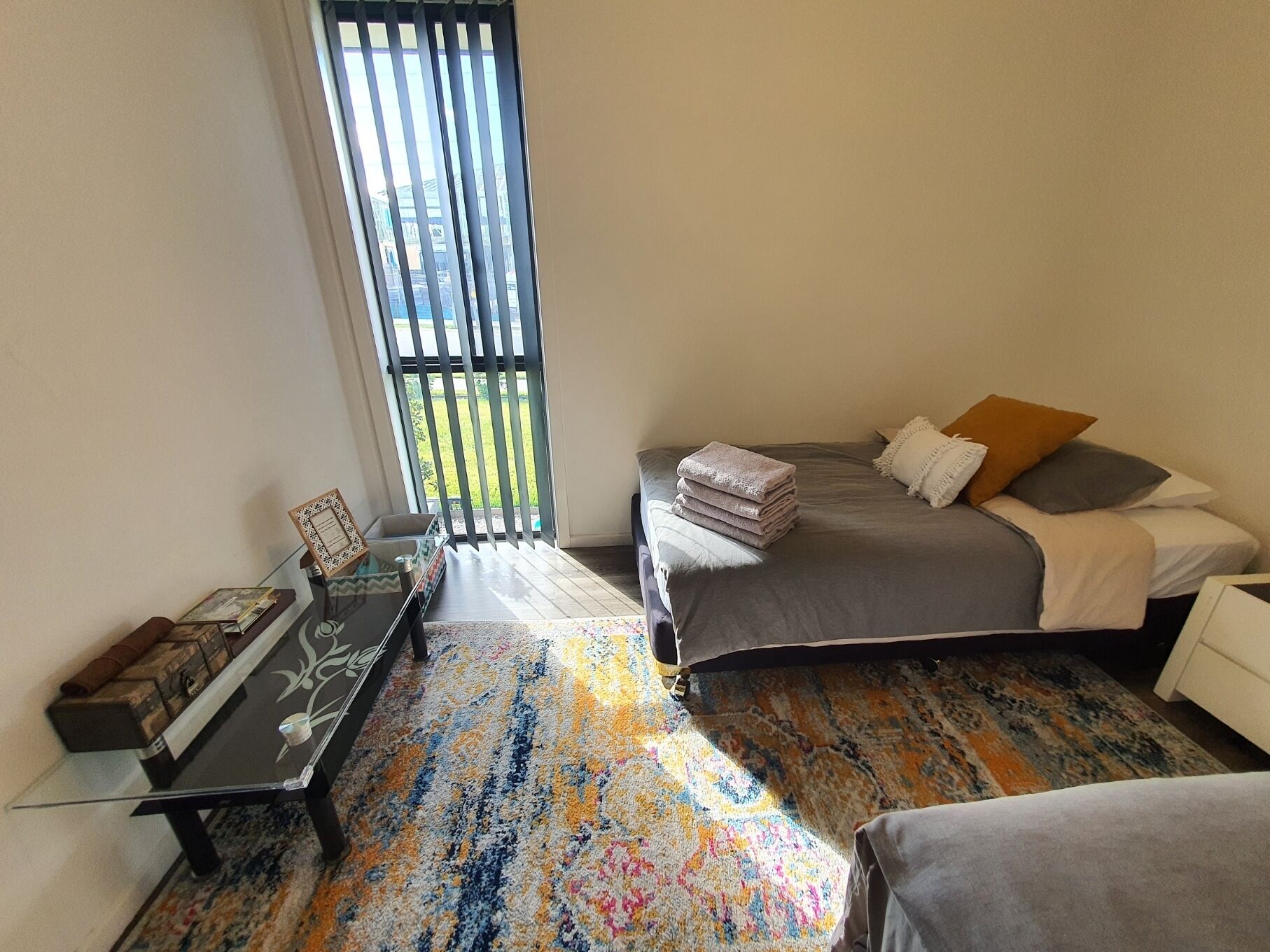 2 habitaciones, escritorio y tabla de planchar con plancha 
