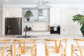 Fridge, microwave, oven, stovetop - *Port Beach House 4* (Port Douglas)