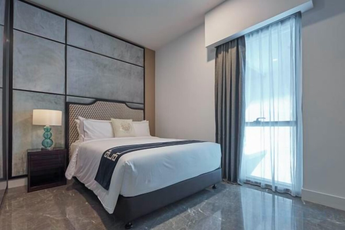 Seprai premium, selimut bulu angsa, brankas, dan meja kerja