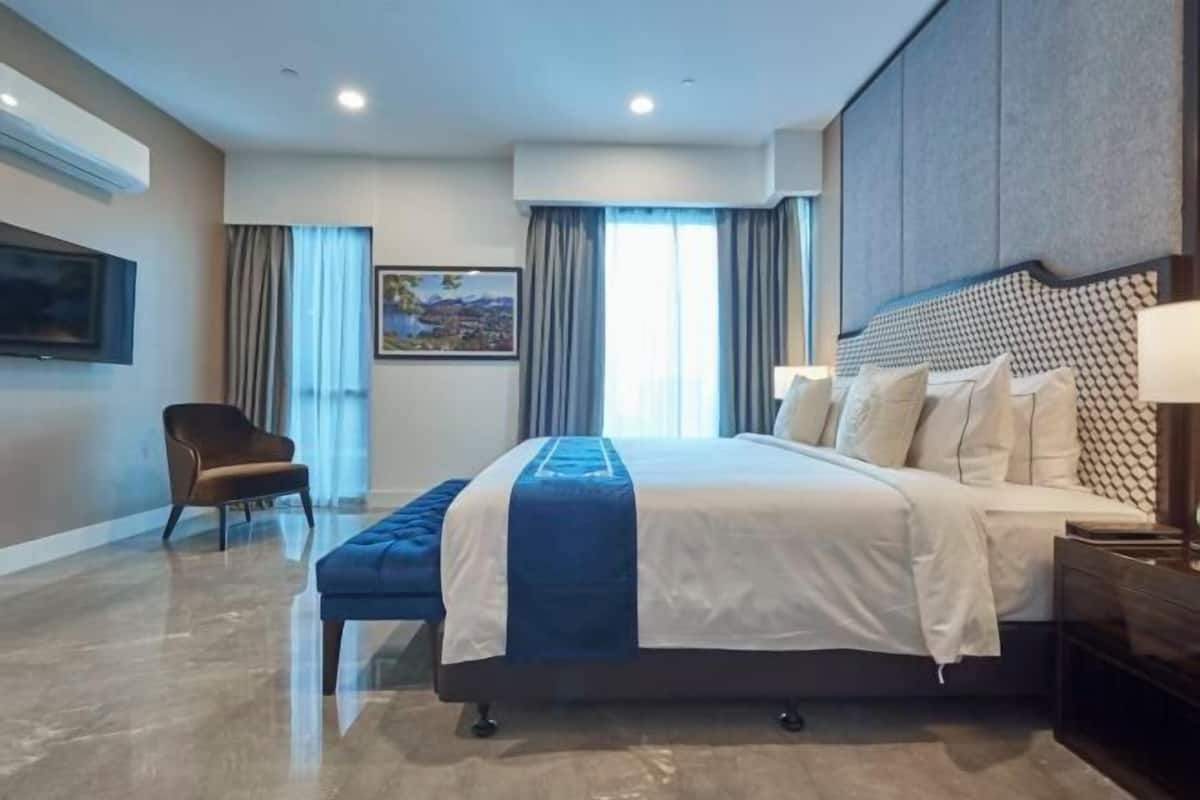 Premium bedding, down comforters, in-room safe, desk