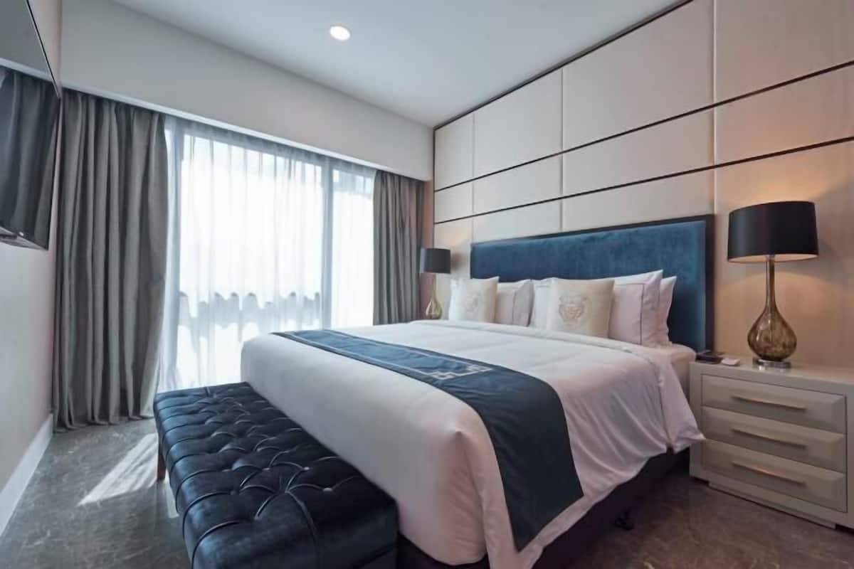 Premium bedding, down comforters, in-room safe, desk