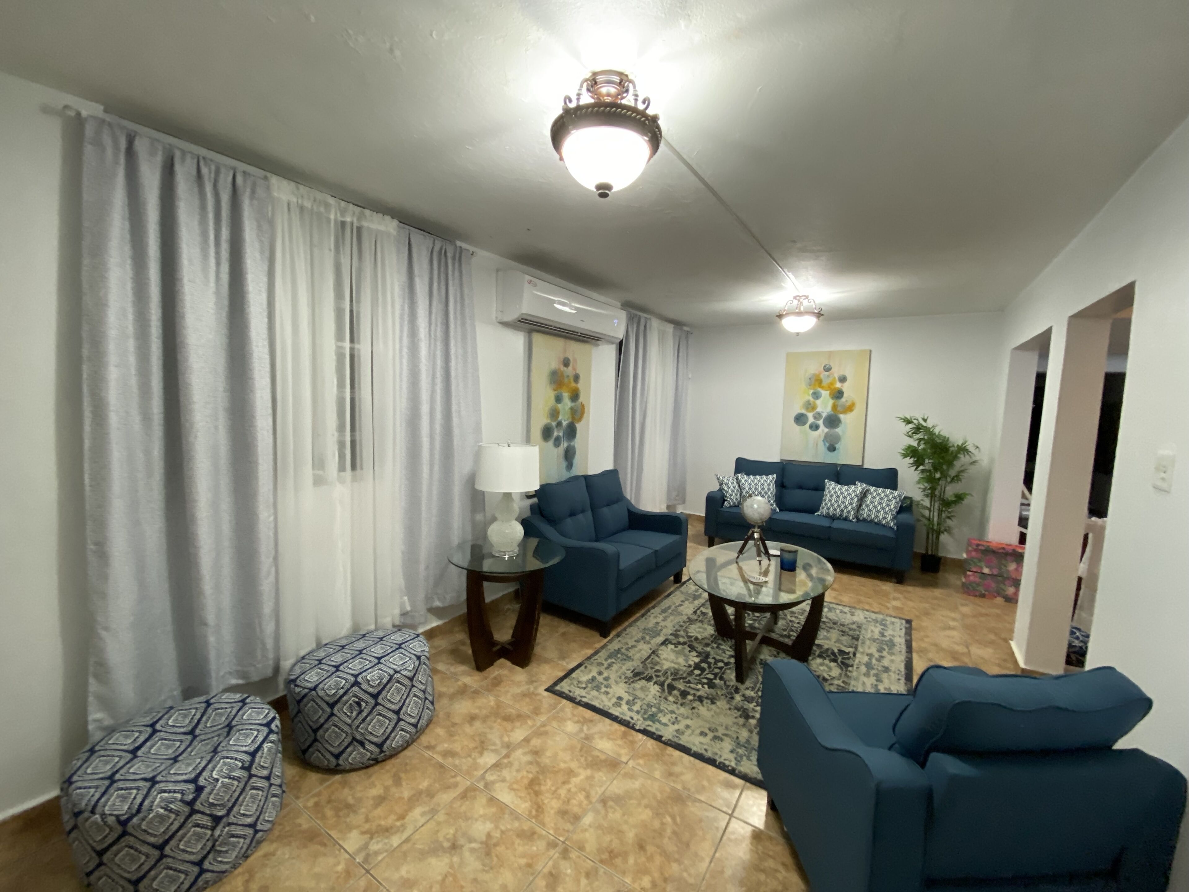 Smart TV, libros, estéreo