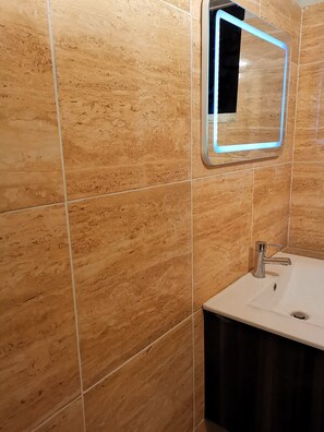 Een douche, handdoeken, zeep