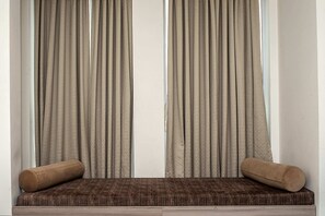 Kamar Premium | Meja kerja, kedap suara, setrika/meja setrika, dan Wi-Fi gratis