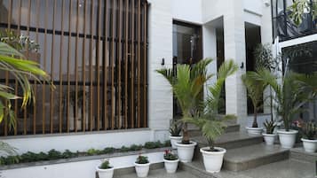 Vista frontal de la propiedad