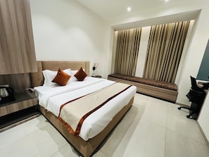 Kamar Premium | Meja kerja, kedap suara, setrika/meja setrika, dan Wi-Fi gratis