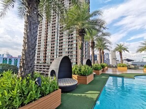 Una piscina al aire libre