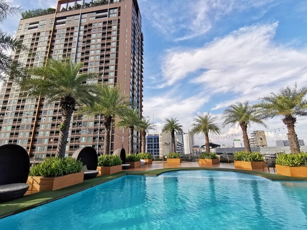 Una piscina al aire libre