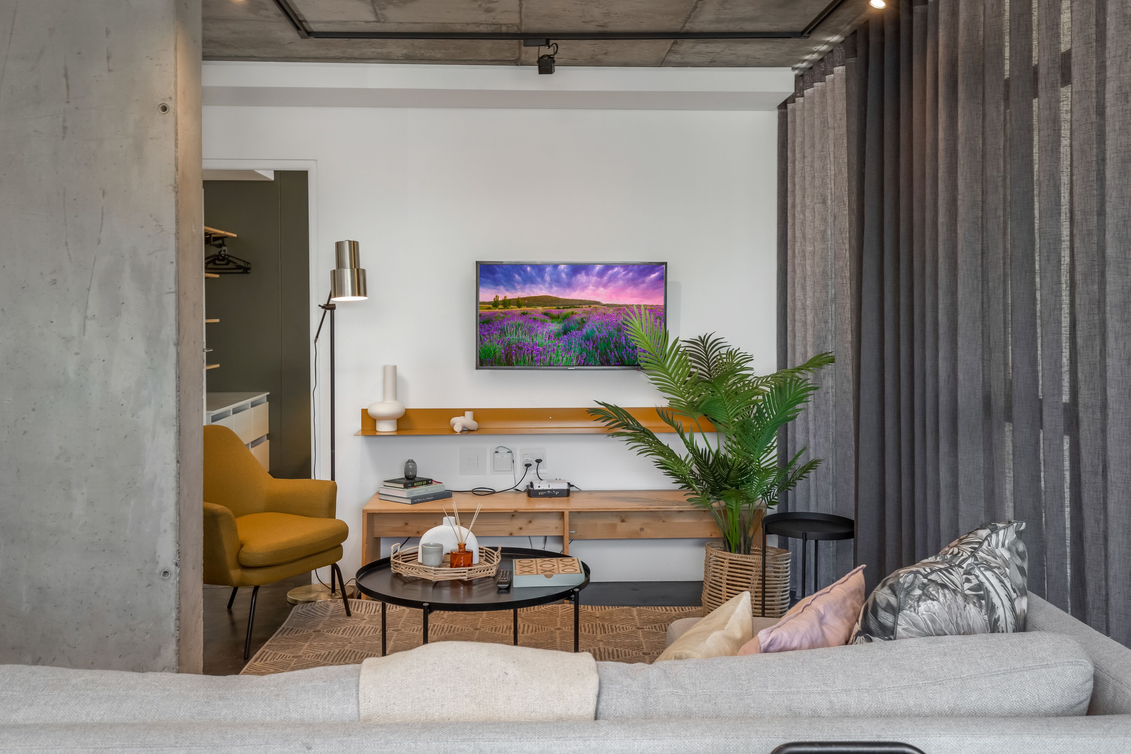 頂級公寓 | 起居區 | 40-吋平面電視、有線頻道、電視、Netflix