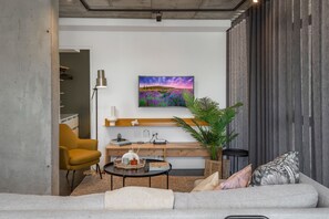 Grand appartement | Woonruimte | Een 40-inch flatscreentelevisie met kabelzenders en een televisie