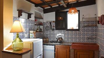 Refrigerador, horno, placa de cocina, silla alta para bebés