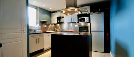 Réfrigérateur, four à micro-ondes, un four, surface de cuisson