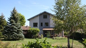 A two-story house with a covered patio and a well-maintained garden. - Unit 1291248 - SWEET HOME OF THE VINES - (Rully)