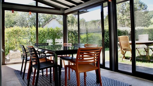 A covered patio with a table and chairs, large glass doors leading to a garden. - Unit 1291248 - SWEET HOME OF THE VINES - (Rully)