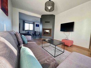 Télévision, baby-foot, livres