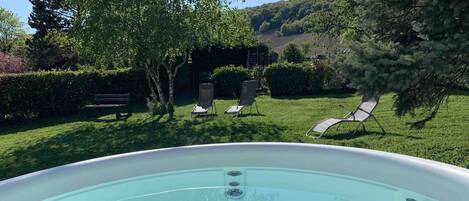 Tina de hidromasaje al aire libre