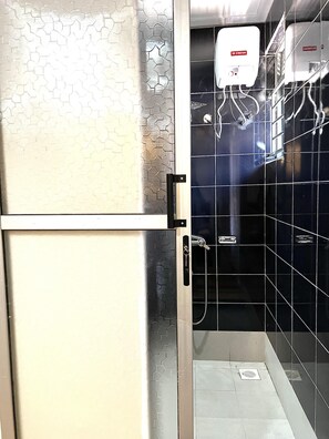 Shower, towels, soap - C&A Orchid Apartment in Buziga Munyonyo (Kampala)