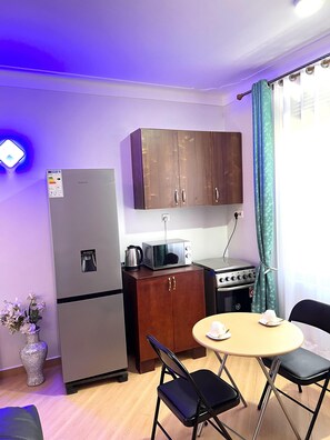 Fridge, microwave, oven, stovetop - C&A Orchid Apartment in Buziga Munyonyo (Kampala)