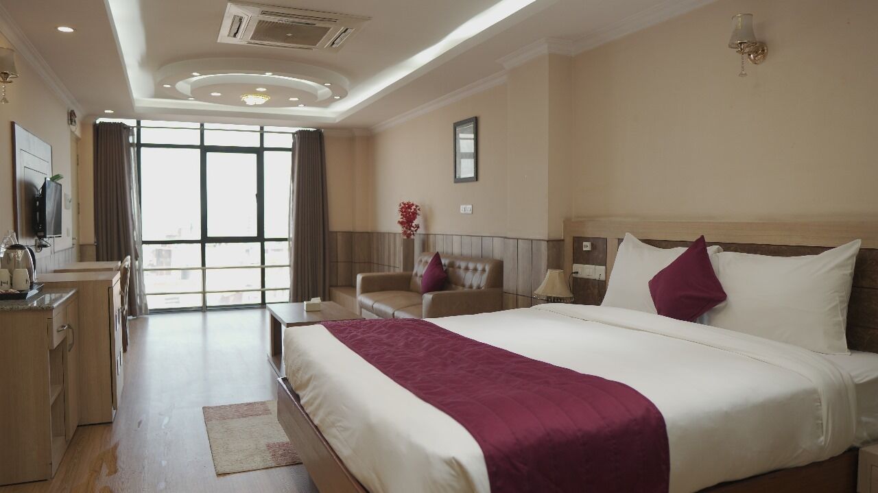 Premium-Zimmer | Schreibtisch, laptopgeeigneter Arbeitsplatz, schallisolierte Zimmer