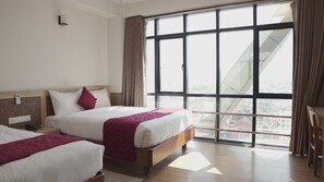 Economy Triple Room | Desk, laptop workspace, soundproofing, free WiFi