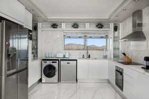 Executive Apartment | Private kitchen | Fridge, microwave, oven, stovetop - Knightsbridge E906 (Cape Town)