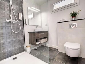 Douche, articles de toilette écologiques, sèche-cheveux