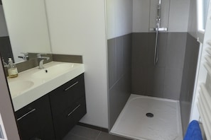 Dusche, Haartrockner, Handtücher
