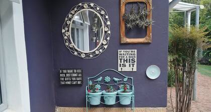 Stylish & comfortable. Close to golf course, shopping & hiking