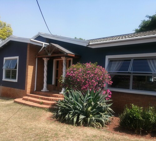 Stylish & comfortable. Close to golf course, shopping & hiking