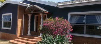 Stylish & comfortable. Close to golf course, shopping & hiking