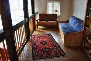 Fernseher, Tischtennisplatte, Bücher, Videothek