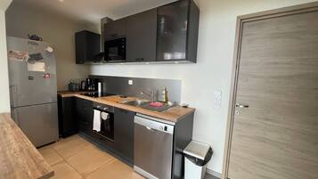 Kjøleskap, mikrobølgeovn, kokeplater og oppvaskmaskin