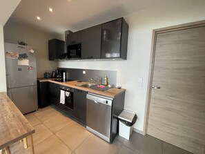 R éfrigérateur, micro-ondes, plaque de cuisson, lave-vaisselle