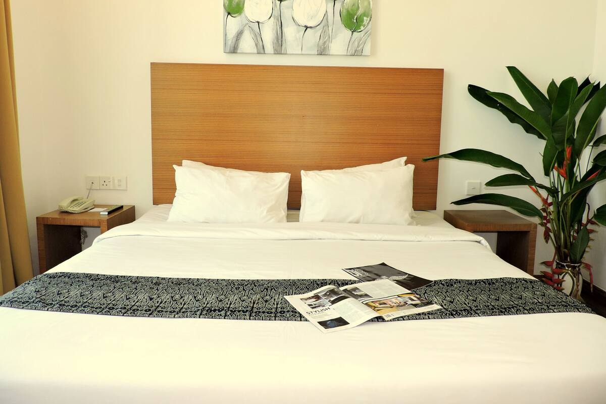 Deluxe Room | Iron/ironing board, rollaway beds, free WiFi, bed sheets