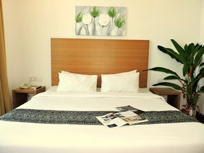 Deluxe Room | Iron/ironing board, rollaway beds, free WiFi, bed sheets