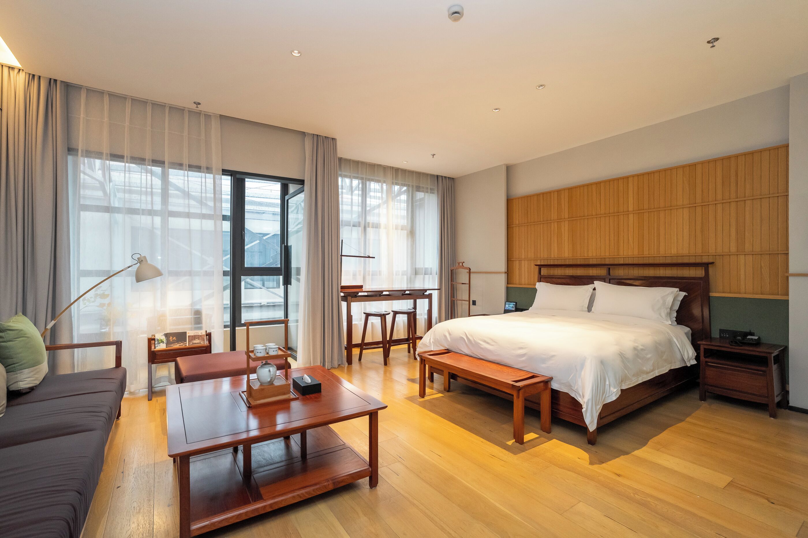 奢华双人房 | 高档床上用品、羽绒被、Select Comfort 床、特色装修