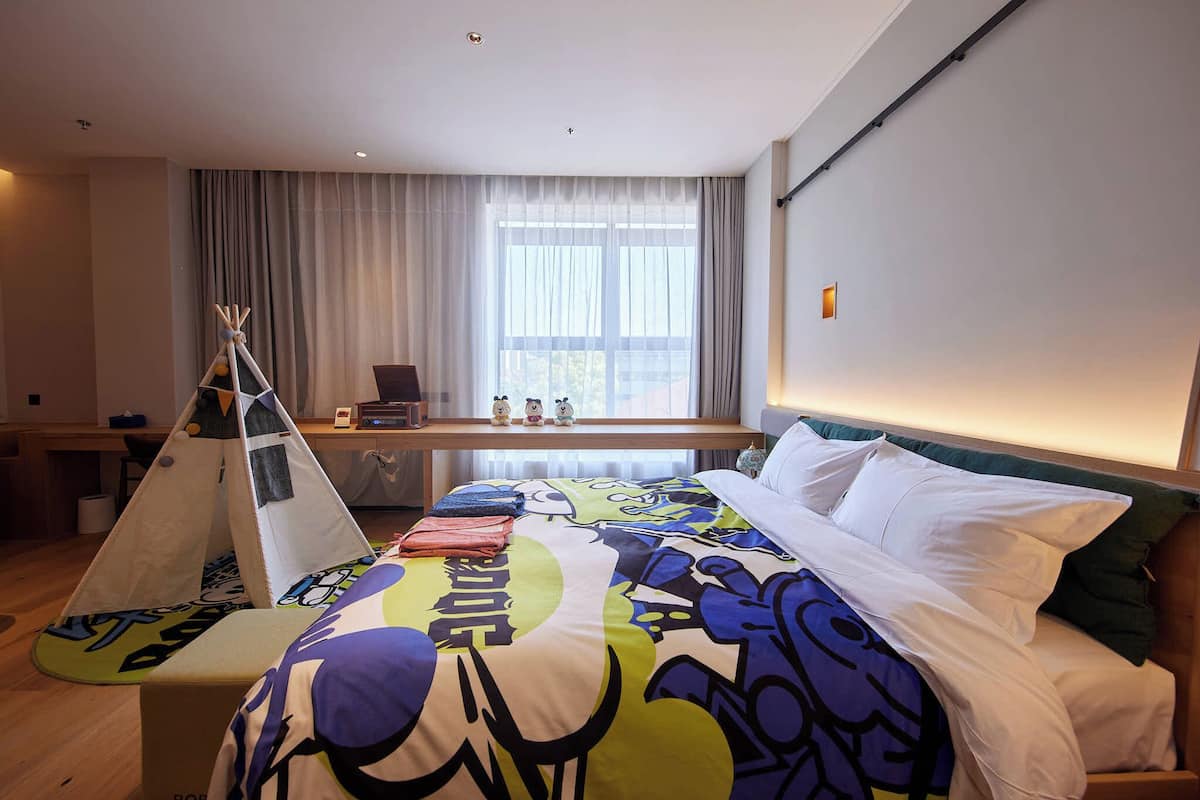 1 bedroom, premium bedding, down comforters, Select Comfort beds
