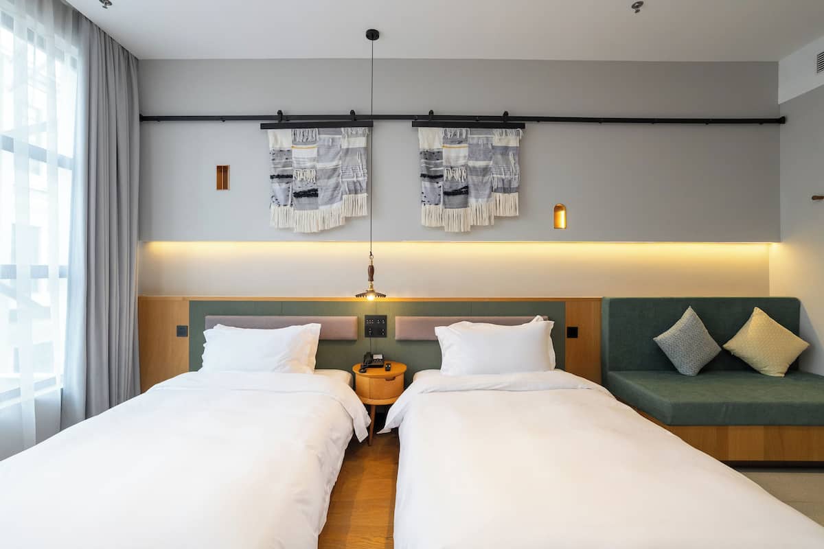 标准双床房 | 高档床上用品、羽绒被、Select Comfort 床、特色装修