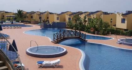 Very spacious bungalow with terrace, sea views, community pool and jacuzzi.