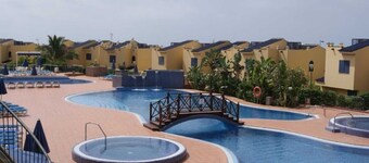 Very spacious bungalow with terrace, sea views, community pool and jacuzzi.