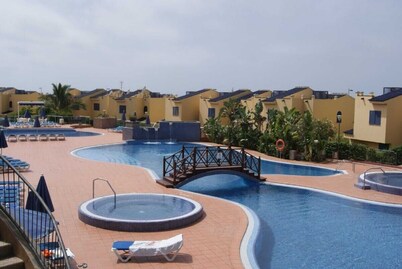 Bungalow muy amplio con terraza,, vistas al mar, piscina y jacuzzi comunitarios
