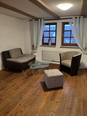 Smart-TV, Kamin, DVD-Player, Bücher