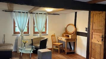 Smart-TV, Kamin, DVD-Player, Bücher